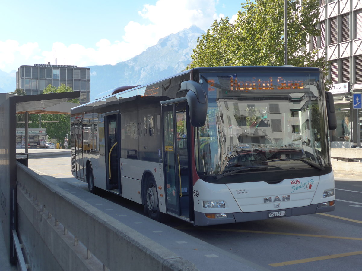 (175'135) - PostAuto Wallis - Nr. 69/VS 415'456 - MAN (ex Lathion, Sion Nr. 69) am 24. September 2016 beim Bahnhof Sion