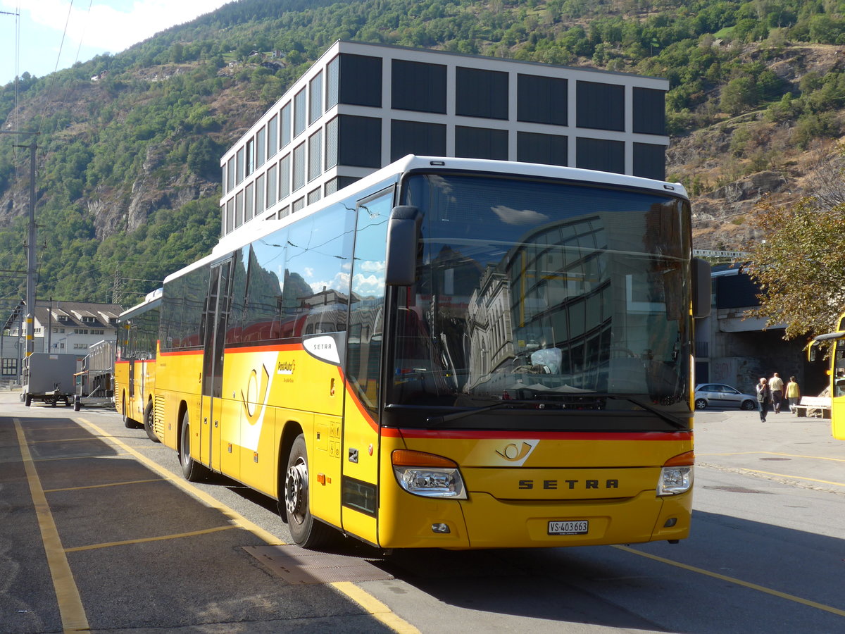 (175'150) - PostAuto Wallis - VS 403'663 - Setra am 24. September 2016 beim Bahnhof Brig