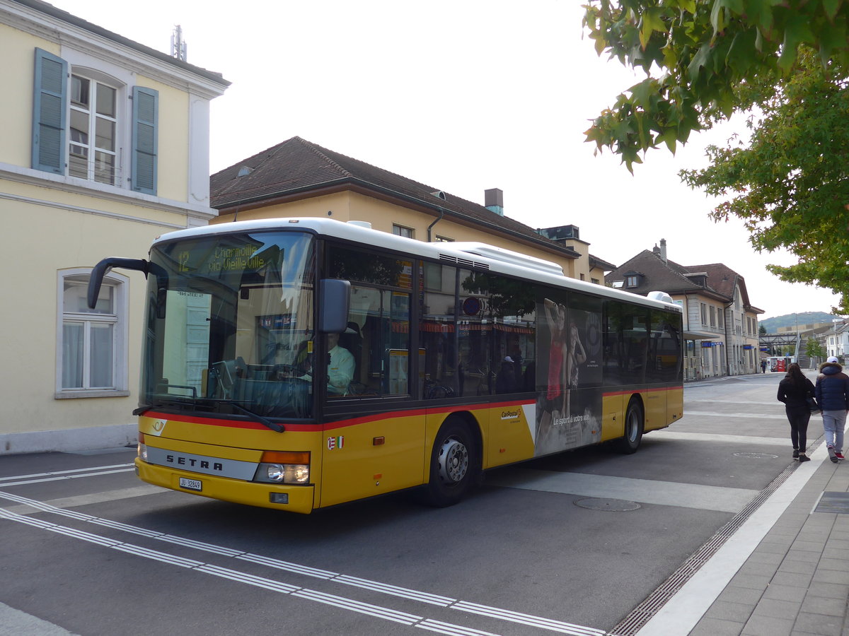 (175'506) - CarPostal Ouest - Nr. 18/JU 32'849 - Setra am 7. Oktober 2016 beim Bahnhof Delmont