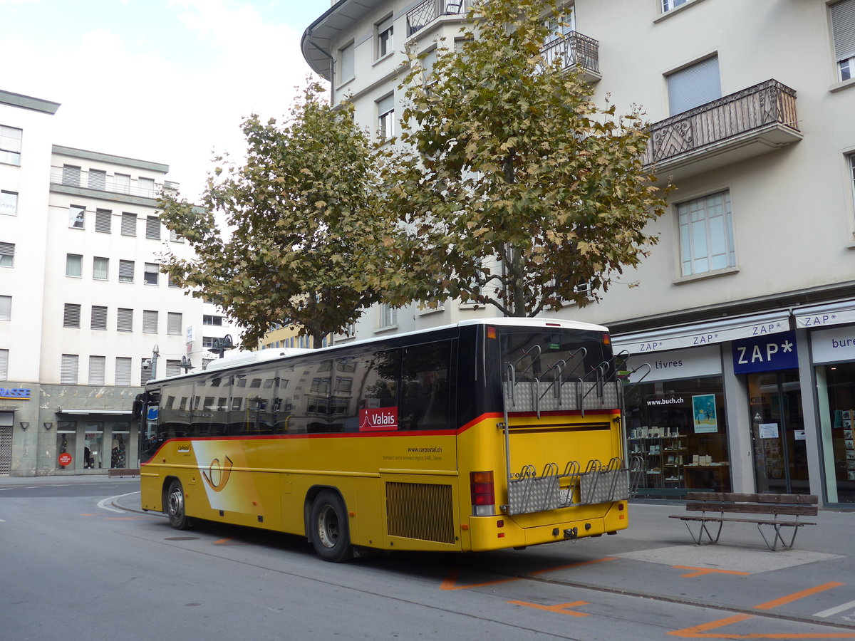 (175'560) - TSAR, Sierre - VS 75'035 - Volvo (ex Epiney, Ayer) am 9. Oktober 2016 beim Bahnhof Sierre (prov. Haltestelle)