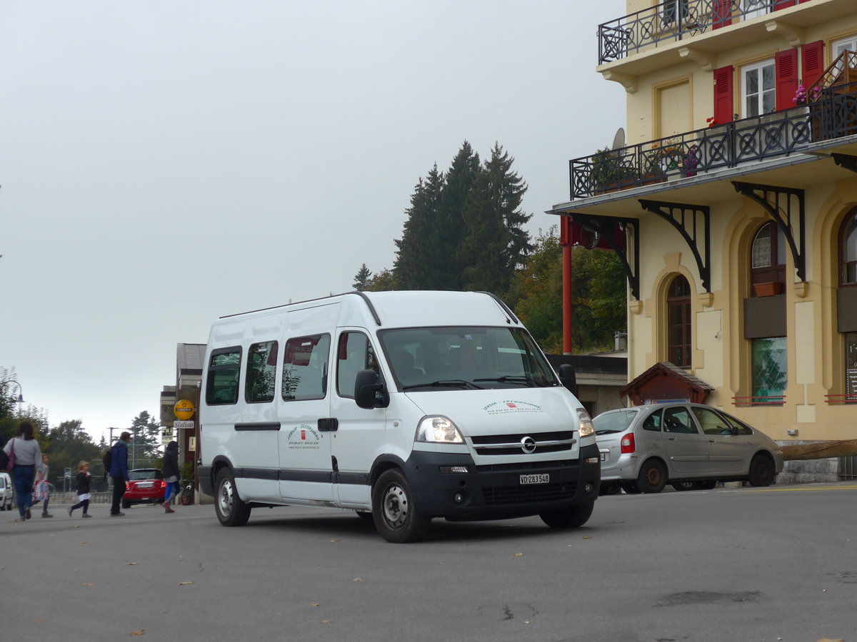 (175'582) - Leysin-Excursions, Leysin - VD 283'548 - Opel am 9. Oktober 2016 beim Bahnhof Leysin-Feydey