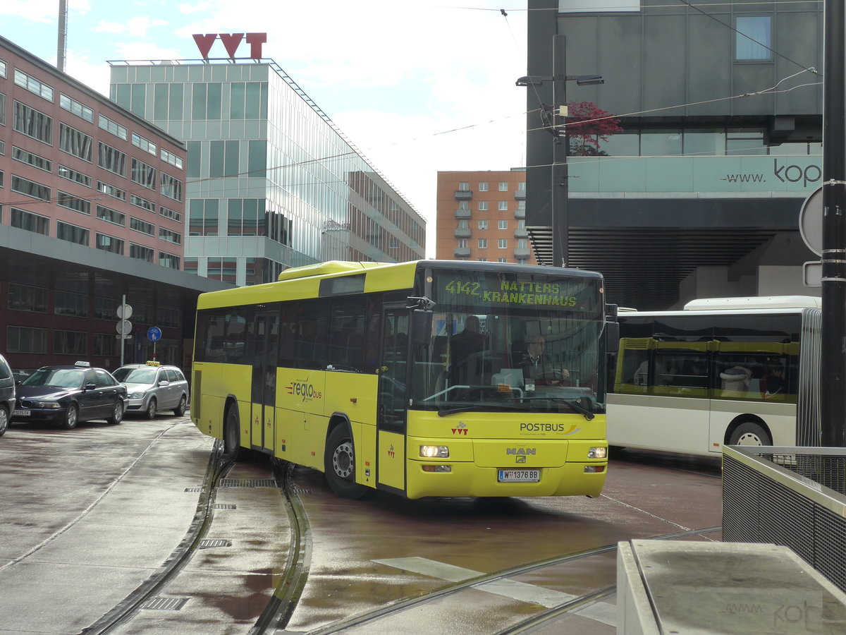 (175'753) - PostBus - W 1376 BB - MAN am 18. Oktober 2016 beim Bahnhof Innsbruck