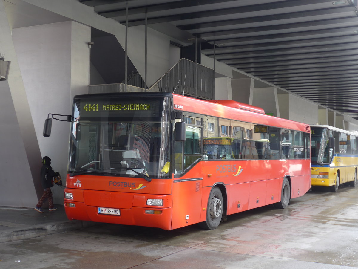 (175'758) - PostBus - W 1292 BB - MAN am 18. Oktober 2016 beim Bahnhof Innsbruck