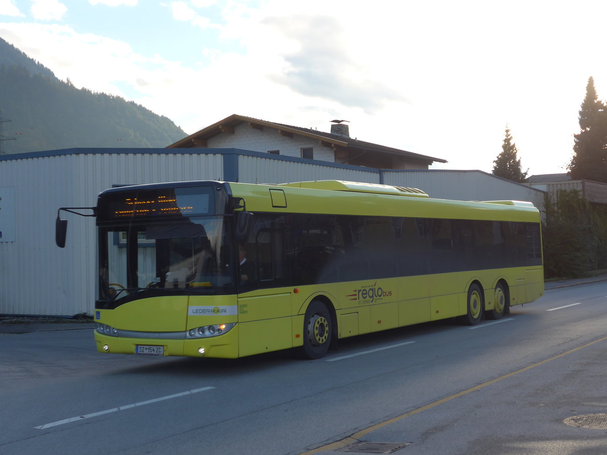 (175'879) - Ledermair, Schwaz - SZ 154 ZC - Solaris am 18. Oktober 2016 beim Bahnhof Jenbach