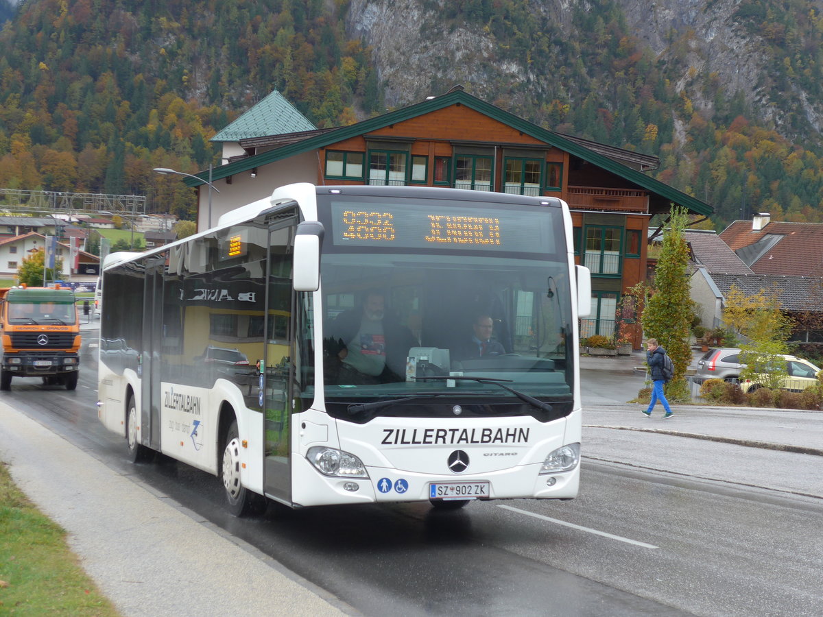 (175'931) - ZVB Jenbach - SZ 902 ZK - Mercedes am 19. Oktober 2016 in Maurach, Mittelschule