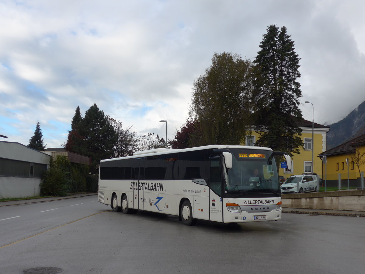 (176'002) - ZVB Jenbach - SZ 116 AY - Setra am 20. Oktober 2016 beim Bahnhof Jenbach