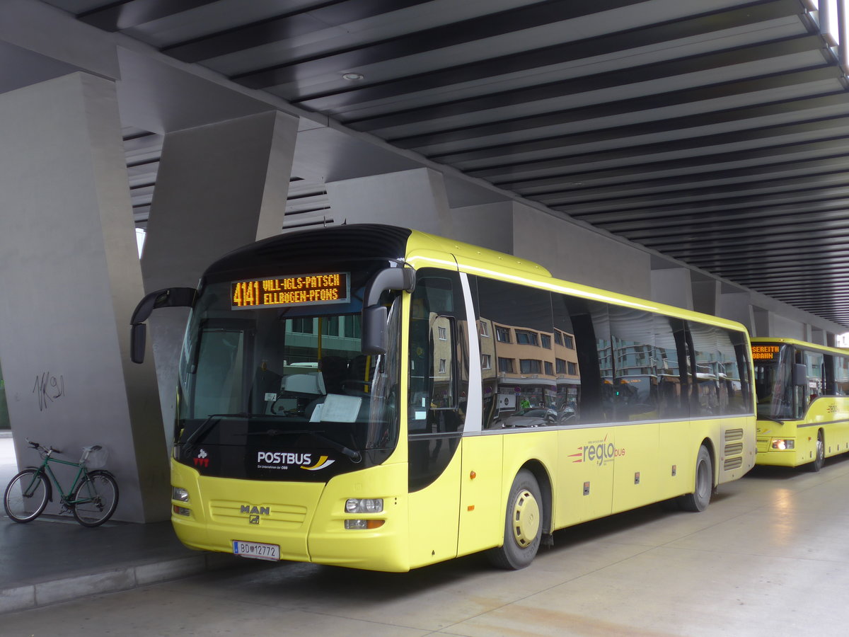 (176'138) - PostBus - BD 12'772 - MAN am 21. Oktober 2016 beim Bahnhof Innsbruck