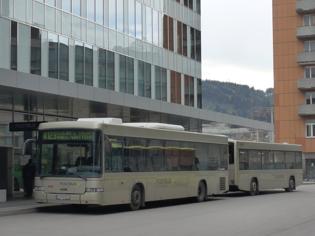 (176'139) - PostBus - PT 12'565 - Scania/Hess am 21. Oktober 2016 beim Bahnhof Innsbruck