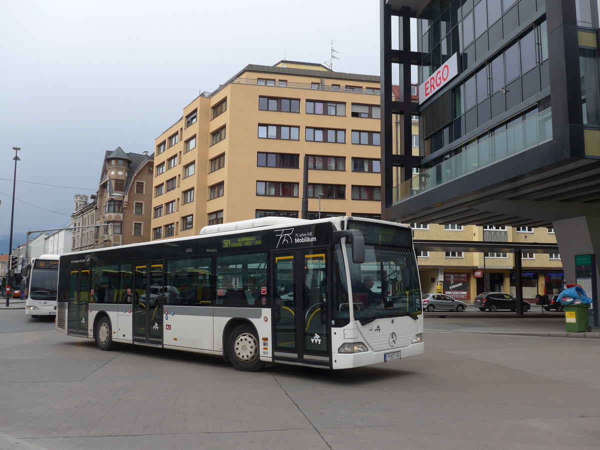 (176'176) - IVB Innsbruck - Nr. 907/I 907 IVB - Mercedes am 21. Oktober 2016 beim Bahnhof Innsbruck