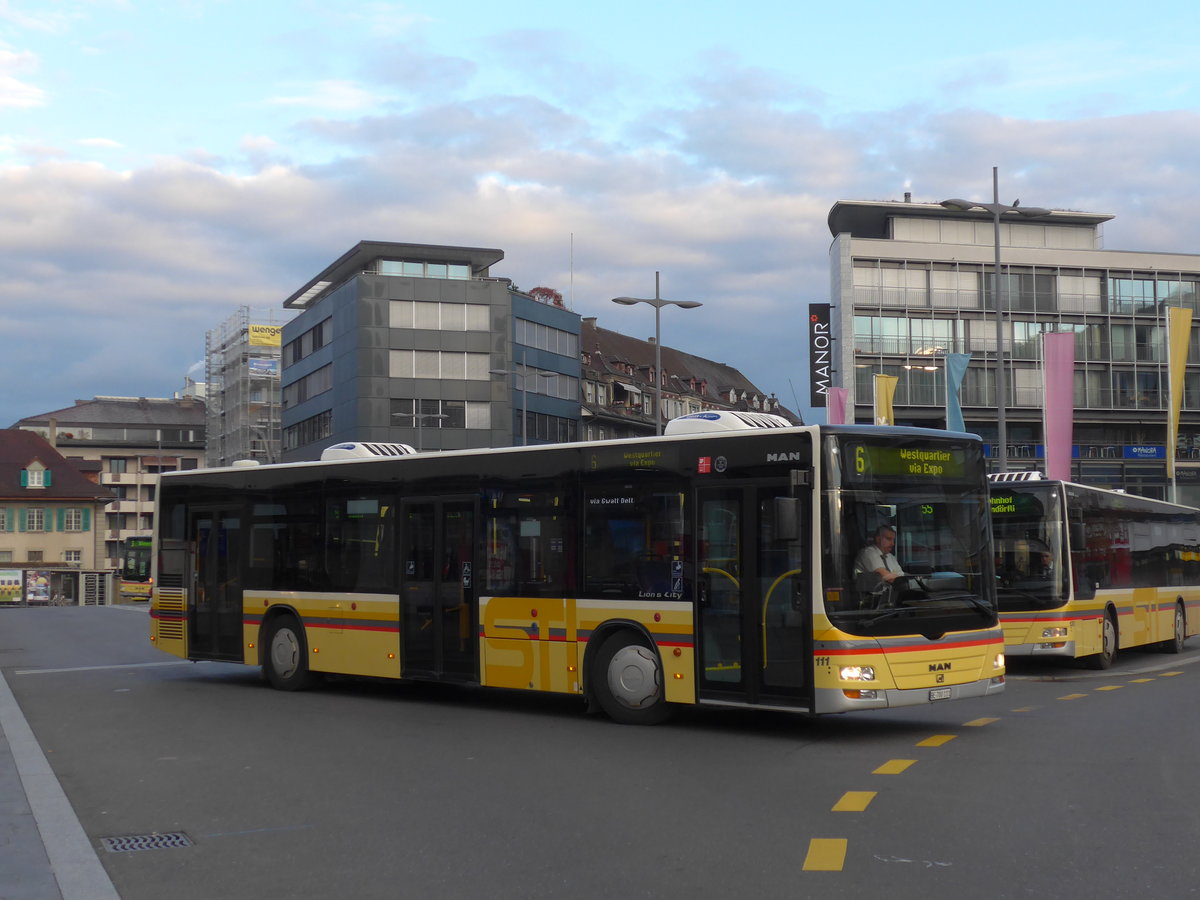 (176'264) - STI Thun - Nr. 111/BE 700'111 - MAN am 23. Oktober 2016 beim Bahnhof Thun