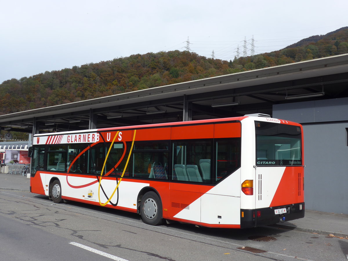 (176'292) - Niederer, Filzbach - Nr. 21/GL 63 - Mercedes am 23. Oktober 2016 beim Bahnhof Ziegelbrcke