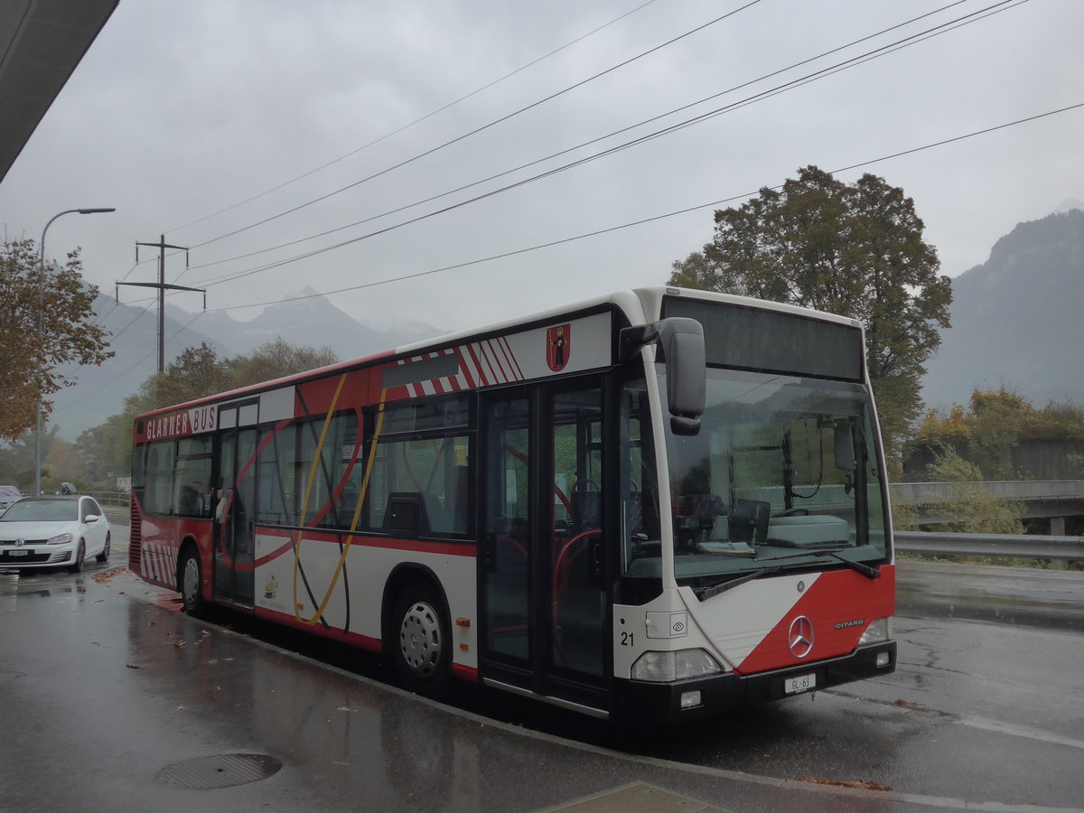 (176'318) - Niederer, Filzbach - Nr. 21/GL 63 - Mercedes am 23. Oktober 2016 beim Bahnhof Ziegelbrcke