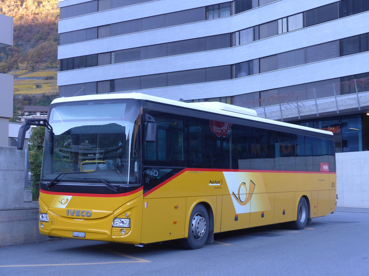 (176'356) - PostAuto Wallis - VS 445'912 - Iveco am 30. Oktober 2016 beim Bahnhof Visp