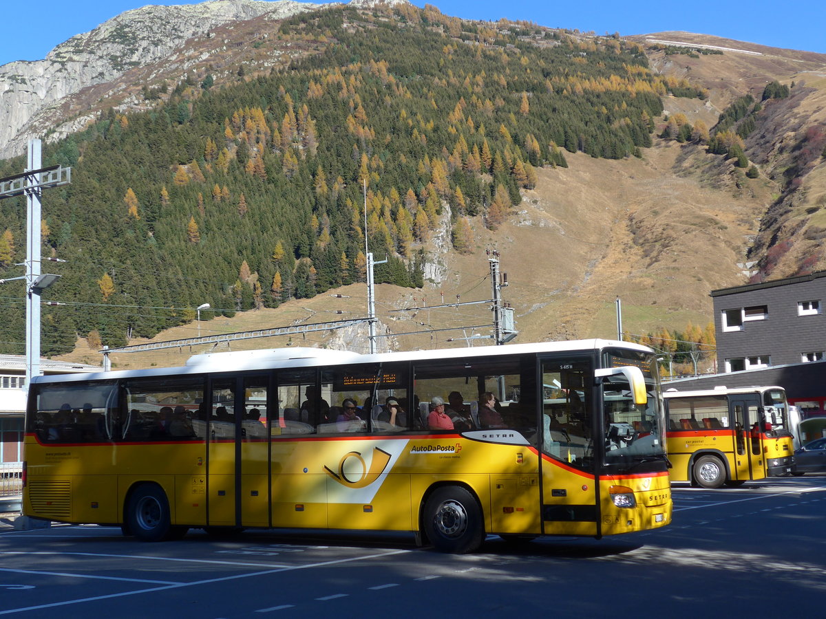 (176'411) - Bundi, Disentis - GR 102'982 - Setra am 30. Oktober 2016 beim Bahnhof Andermatt