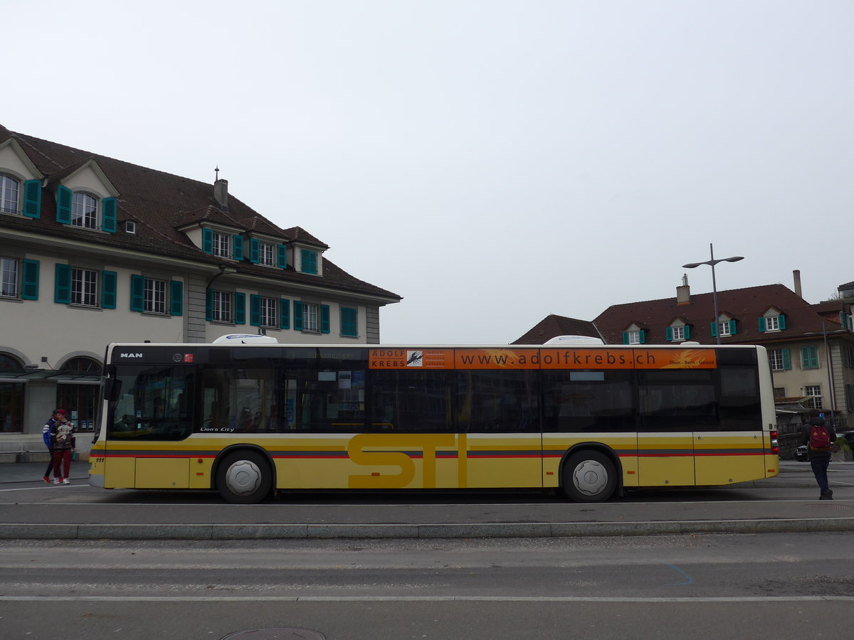 (176'586) - STI Thun - Nr. 111/BE 700'111 - MAN am 9. November 2016 beim Bahnhof Thun