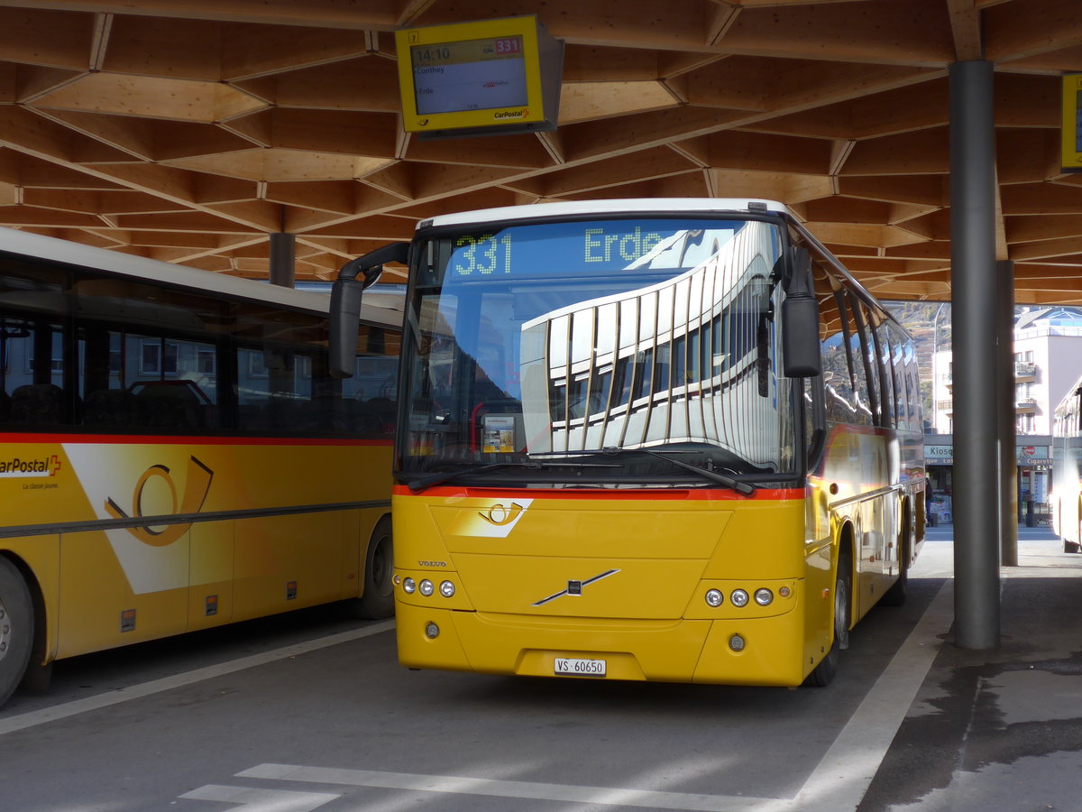 (176'609) - Evquoz, Erde - VS 60'650 - Volvo am 12. November 2016 beim Bahnhof Sion