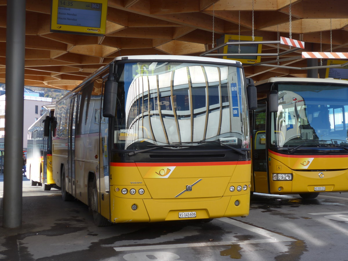 (176'610) - Lathion, Sion - Nr. 4/VS 145'606 - Volvo am 12. November 2016 beim Bahnhof Sion