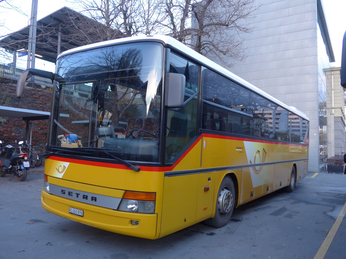 (176'639) - PostAuto Wallis - VS 241'976 - Setra am 12. November 2016 beim Bahnhof Brig