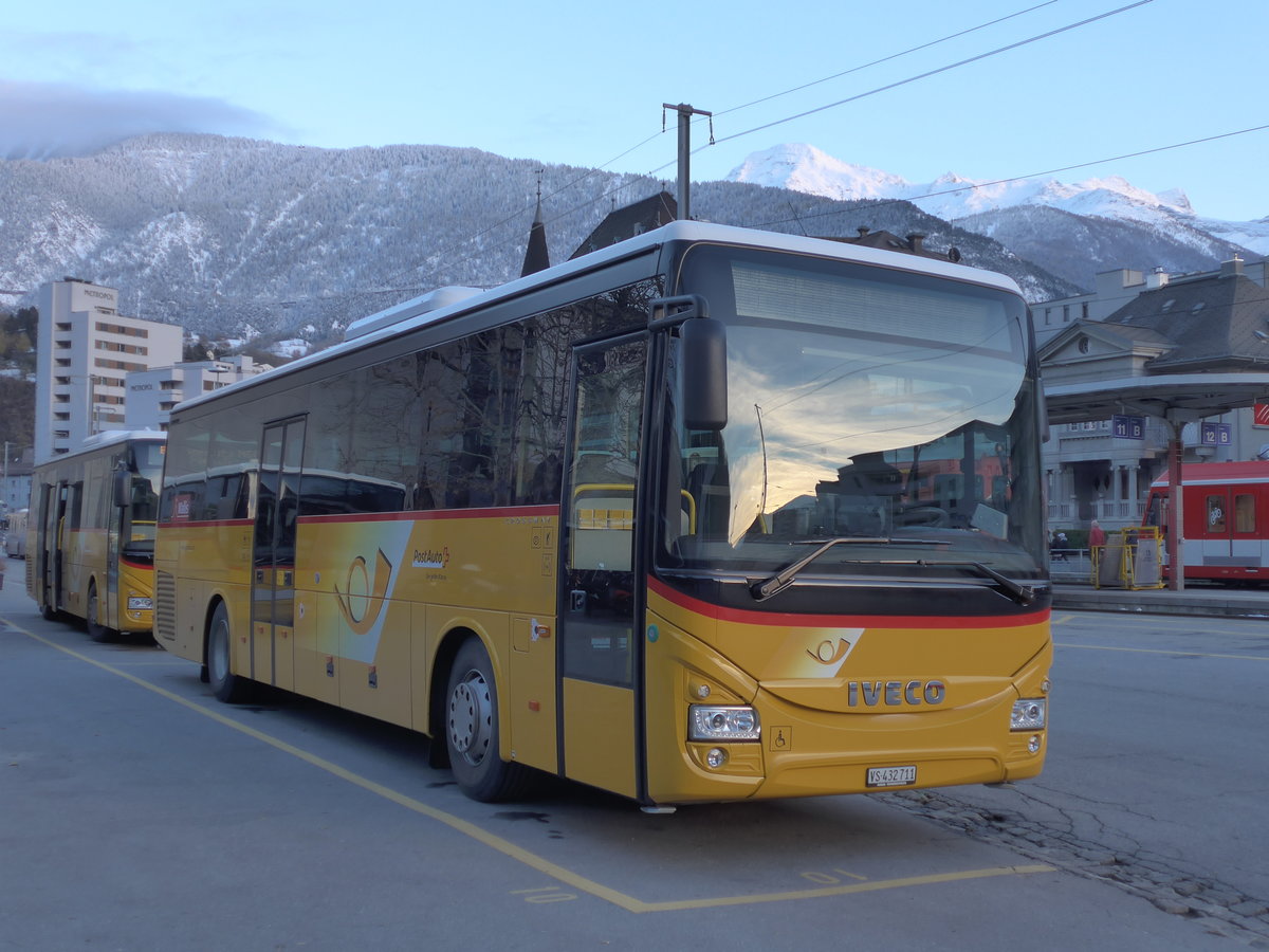 (176'642) - PostAuto Wallis - VS 432'711 - Iveco am 12. November 2016 beim Bahnhof Brig