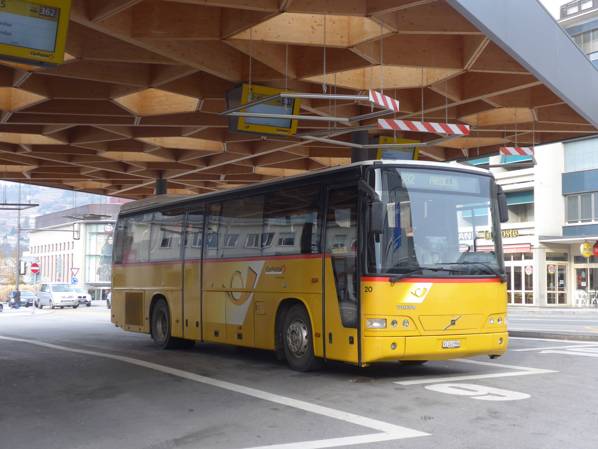 (176'736) - PostAuto Wallis - Nr. 20/VS 243'996 - Volvo (ex P 25'629) am 26. November 2016 beim Bahnhof Sion