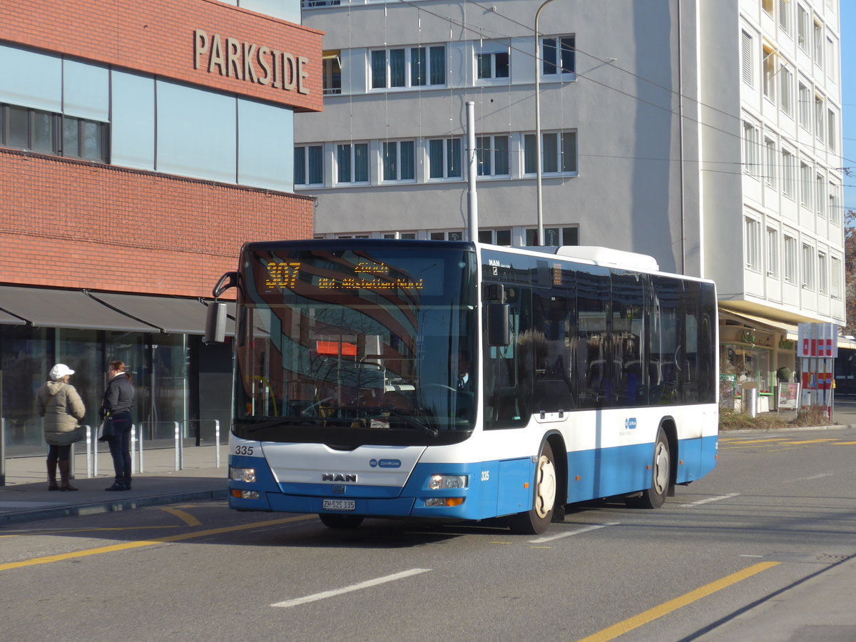 (176'945) - VBZ Zrich - Nr. 335/ZH 525'335 - MAN/Gppel am 6. Dezember 2016 in Schlieren, Zentrum/Bahnhof