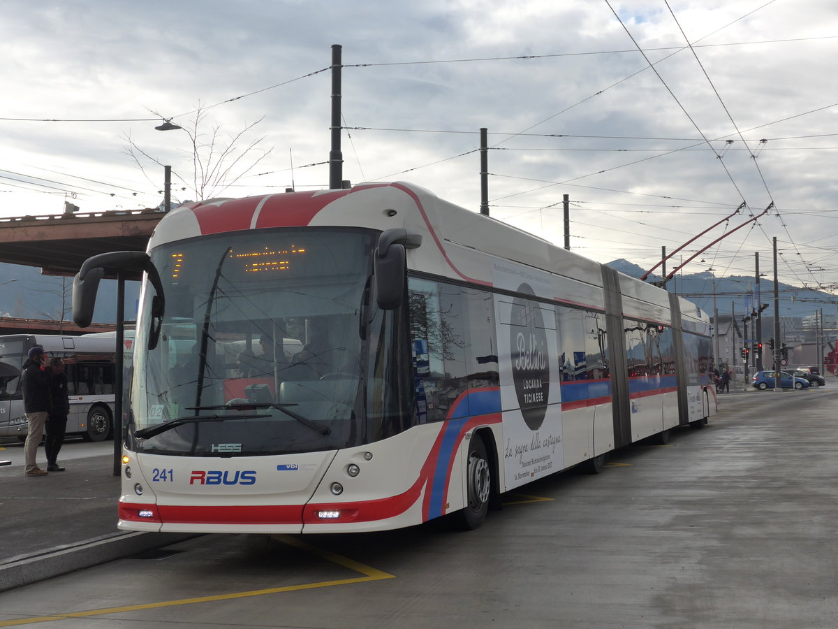 (177'174) - VBL Luzern - Nr. 241 - Hess/Hess Doppelgelenktrolleybus am 11. Dezember 2016 beim Bahnhof Emmenbrcke Sd