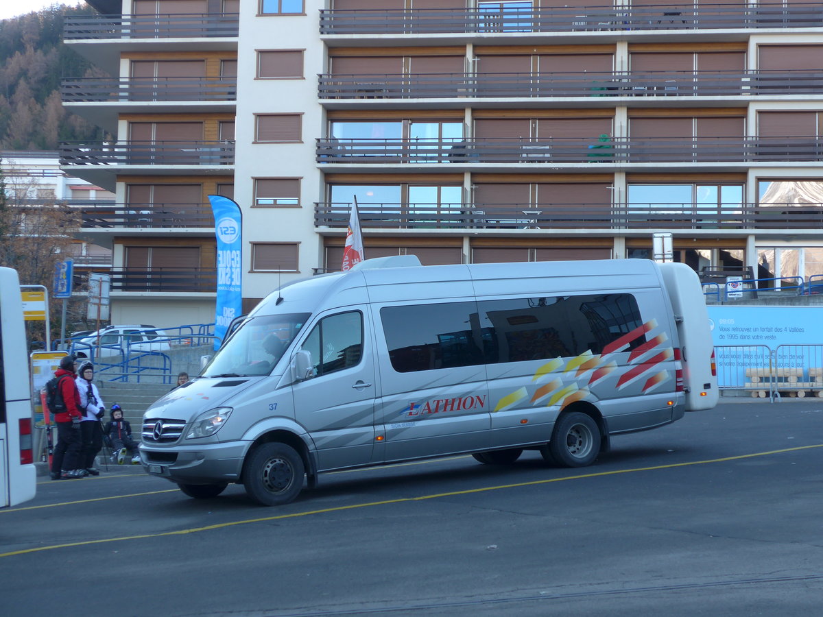 (177'253) - Lathion, Sion - Nr. 37/VS 26'221 - Mercedes am 18. Dezember 2016 in Haute-Nendaz, Tlcabine