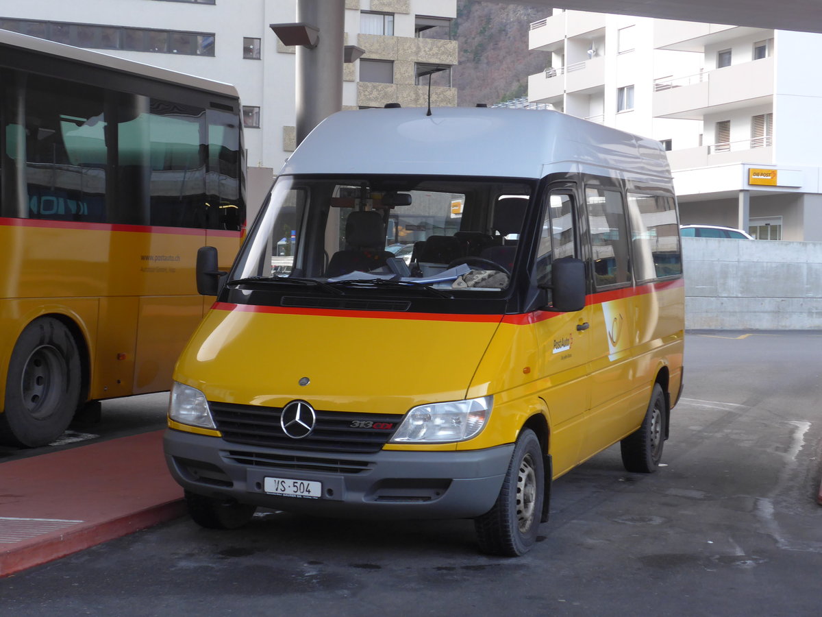 (177'342) - Autotour, Visp - VS 504 - Mercedes am 26. Dezember 2016 beim Bahnhof Visp