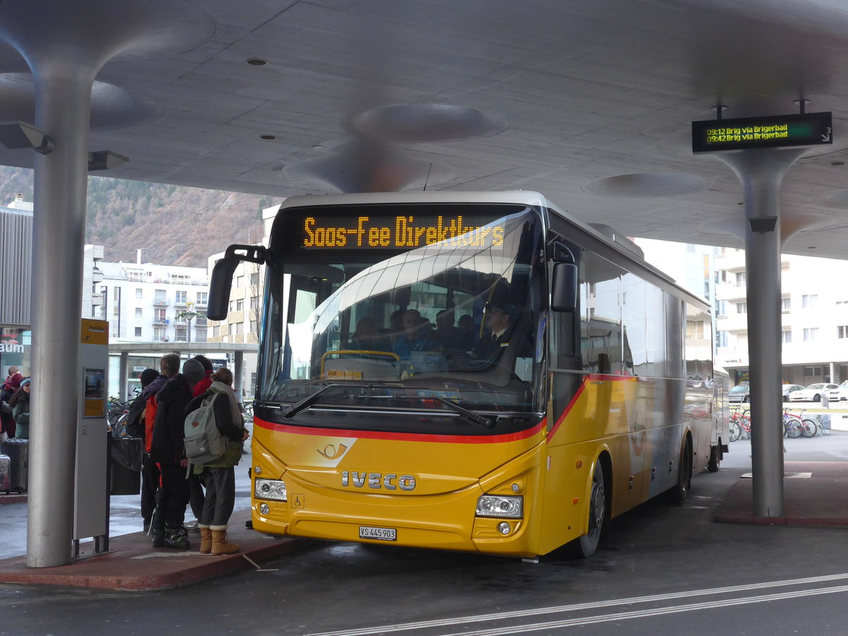 (177'349) - PostAuto Wallis - VS 445'903 - Iveco am 26. Dezember 2016 beim Bahnhof Visp