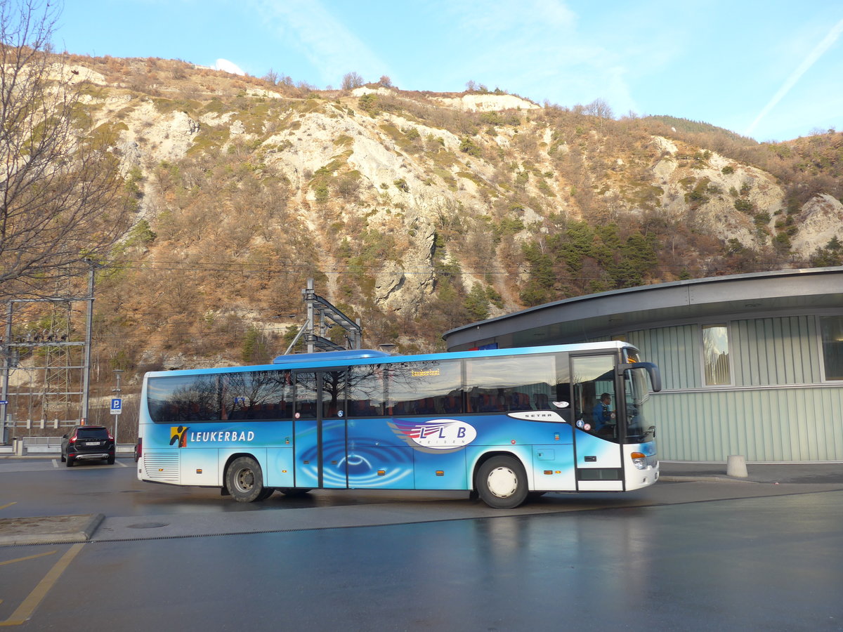 (177'400) - LLB Susten - Nr. 4/VS 38'004 - Setra am 26. Dezember 2016 beim Bahnhof Leuk