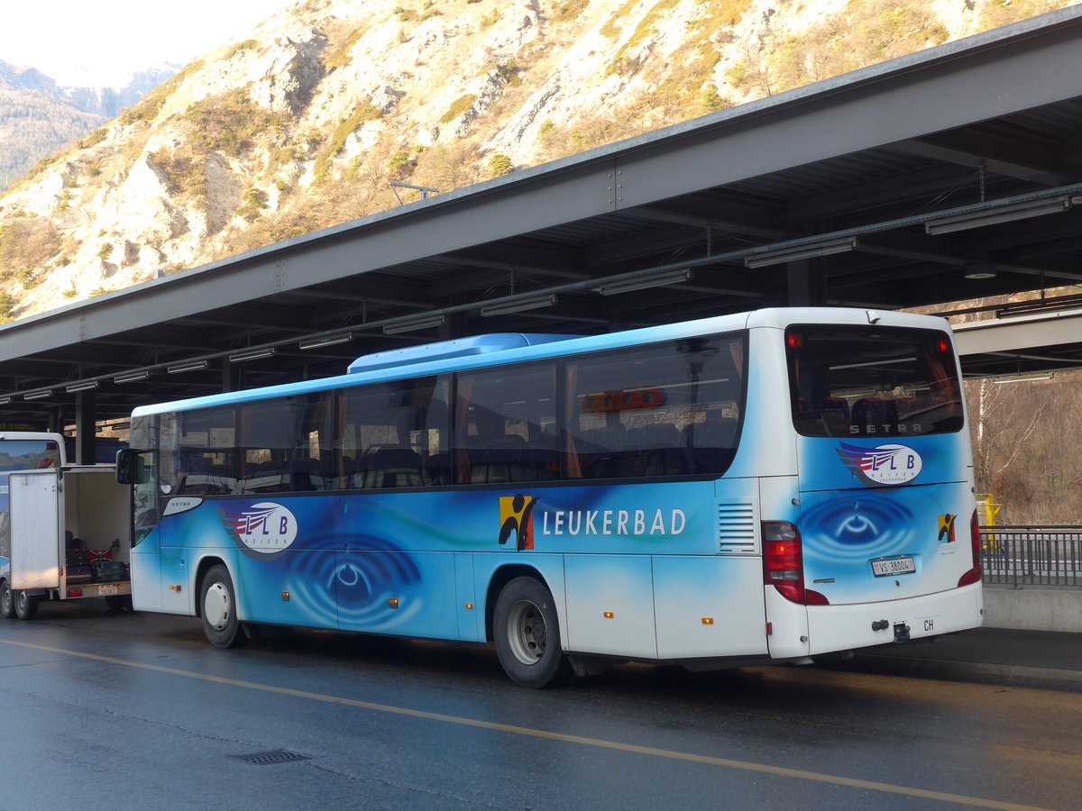 (177'402) - LLB Susten - Nr. 4/VS 38'004 - Setra am 26. Dezember 2016 beim Bahnhof Leuk