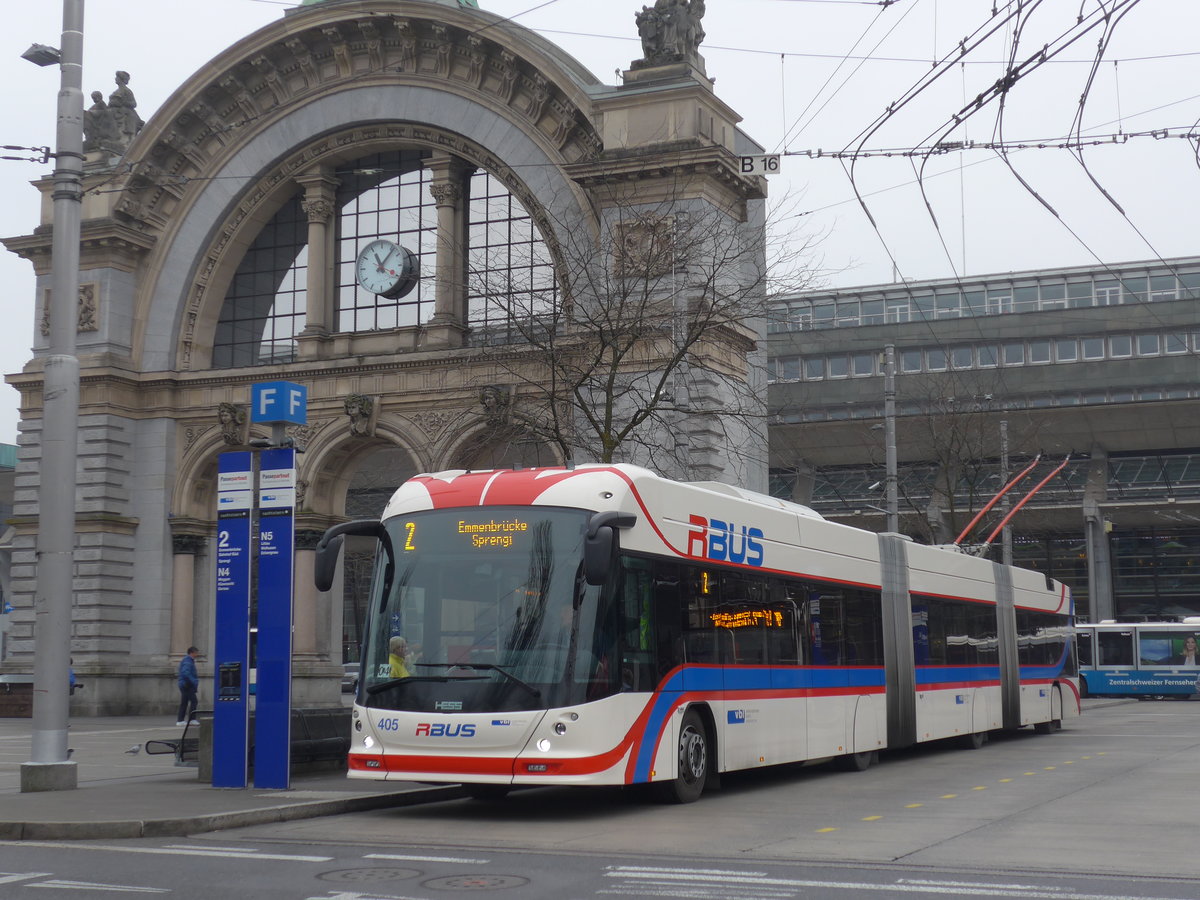 (177'467) - VBL Luzern - Nr. 405 - Hess/Hess Doppelgelenktrolleybus am 30. Dezember 2016 beim Bahnhof Luzern