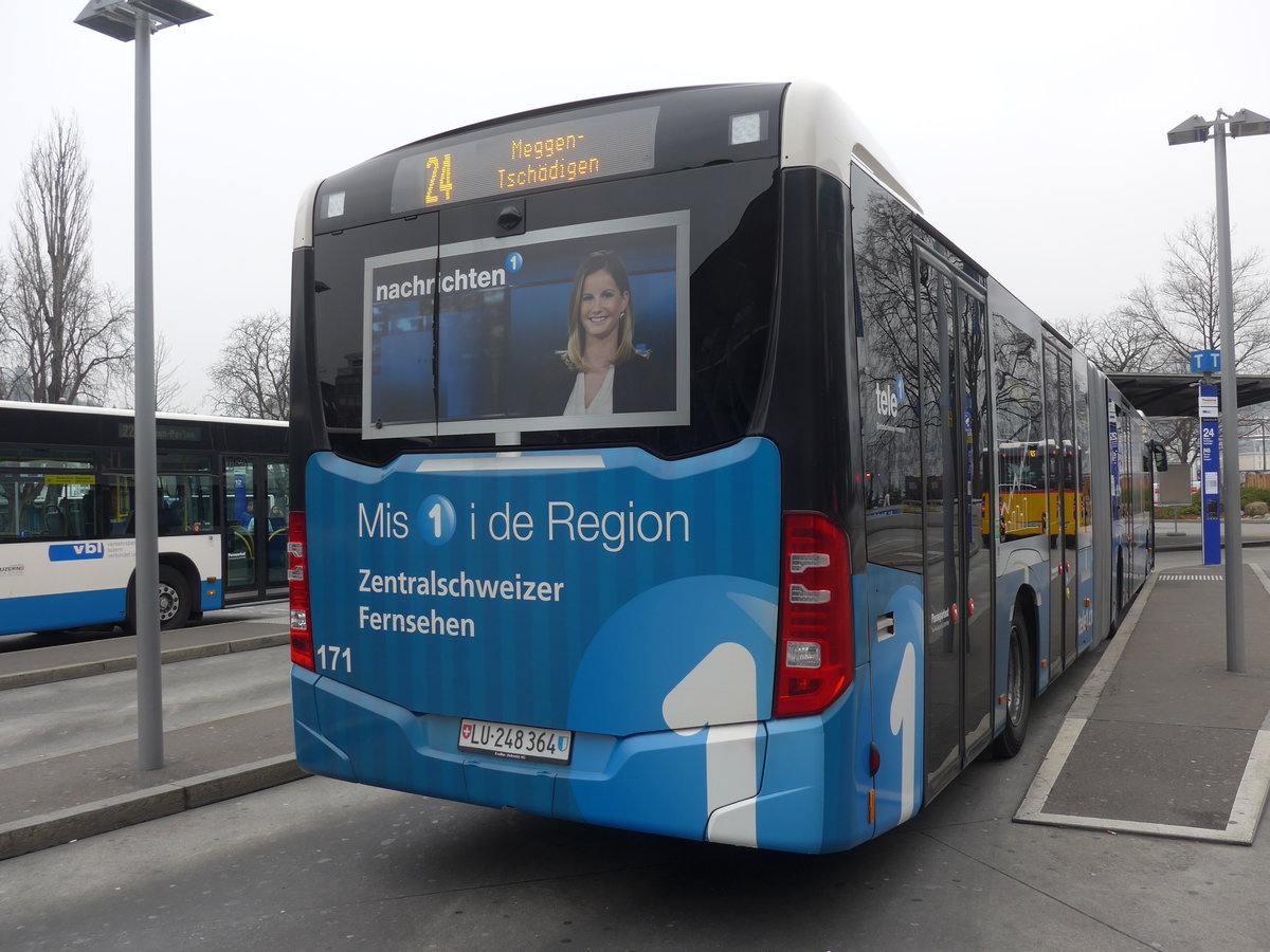 (177'470) - VBL Luzern - Nr. 171/LU 248'364 - Mercedes am 30. Dezember 2016 beim Bahnhof Luzern