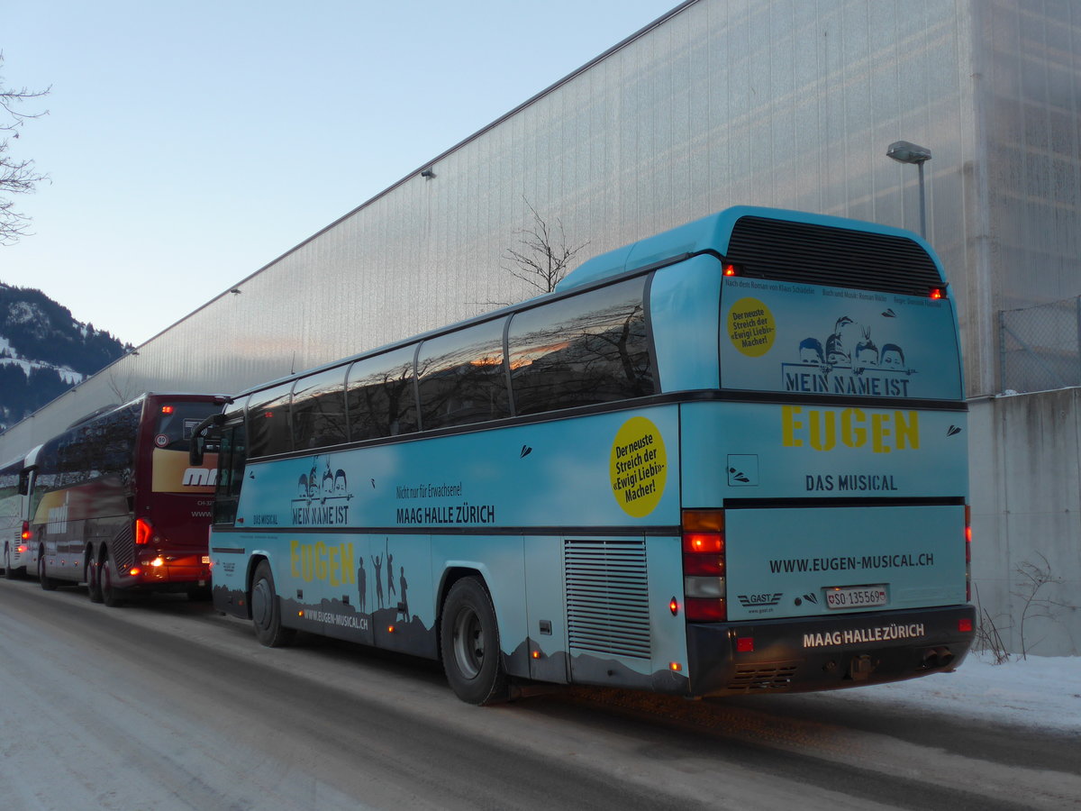 (177'627) - Gast, Utzenstorf - SO 135'569 - Neoplan (ex Seiler, Gerlafingen) am 7. Januar 2017 beim Bahnhof Frutigen