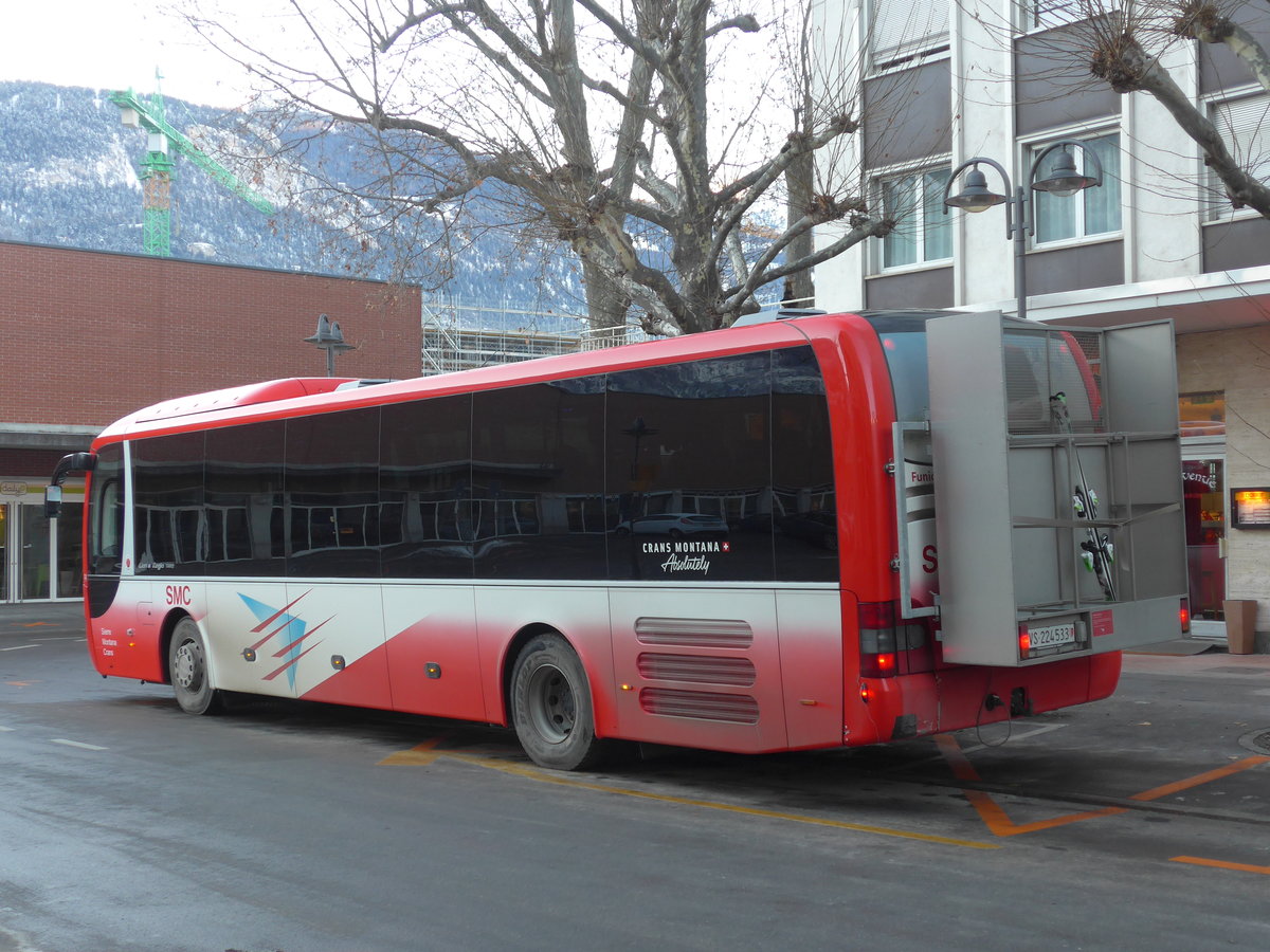 (178'073) - SMC Montana - Nr. 33/VS 224'533 - MAN am 21. Januar 2017 beim Bahnhof Sierre (prov. Haltestelle)