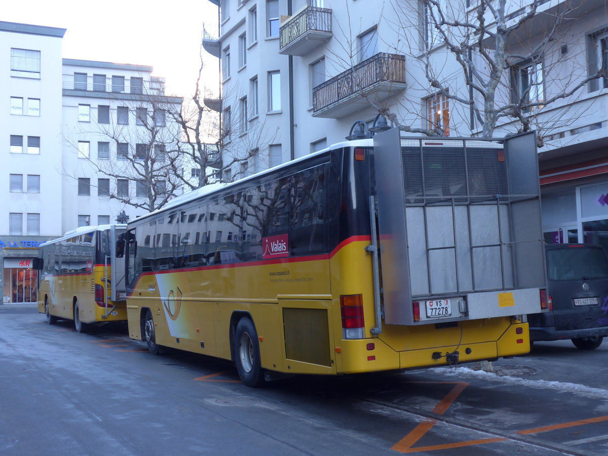 (178'090) - TSAR, Sierre - VS 77'278 - Volvo (ex Epiney, Ayer) am 21. Januar 2017 beim Bahnhof Sierre (prov. Haltestelle)