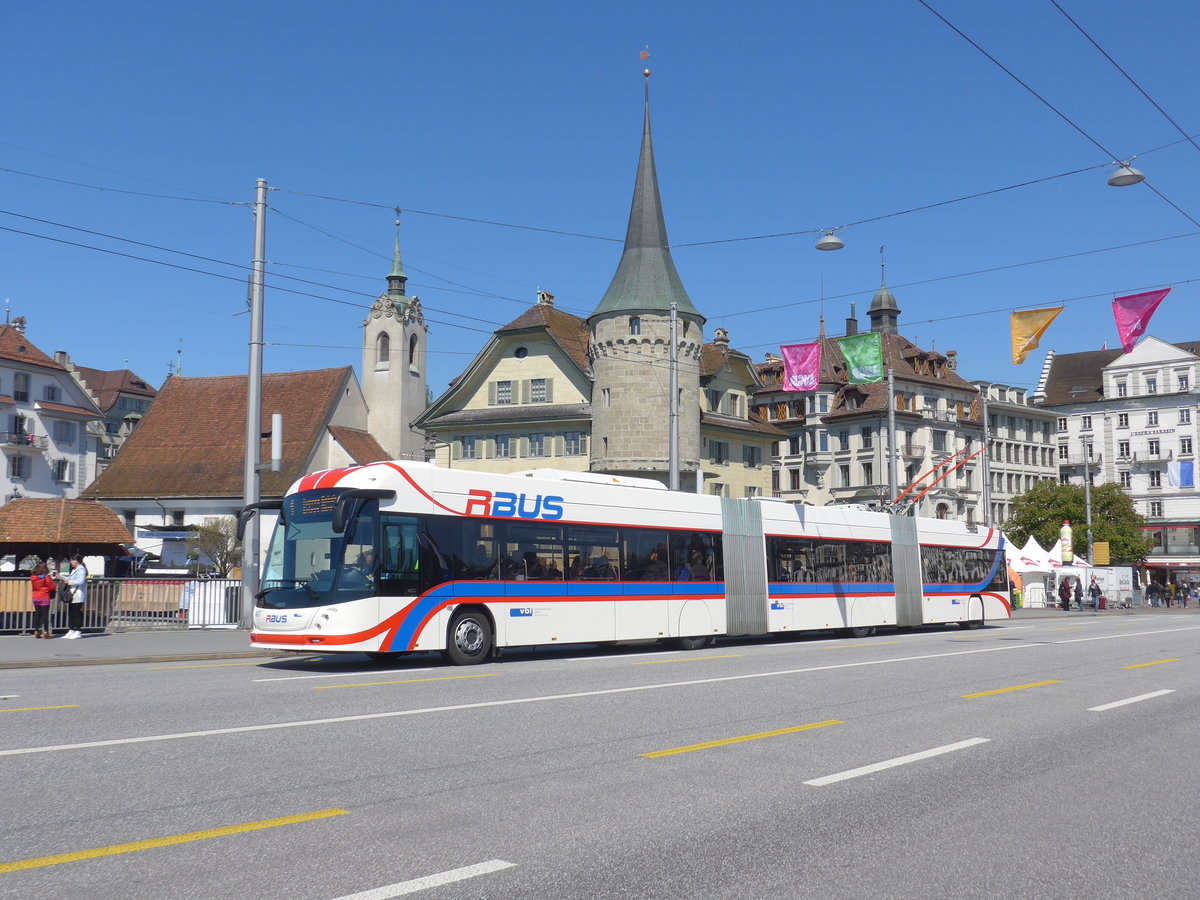 (179'835) - VBL Luzern - Nr. 407 - Hess/Hess Doppelgelenktrolleybus am 29. April 2017 in Luzern, Bahnhofbrcke