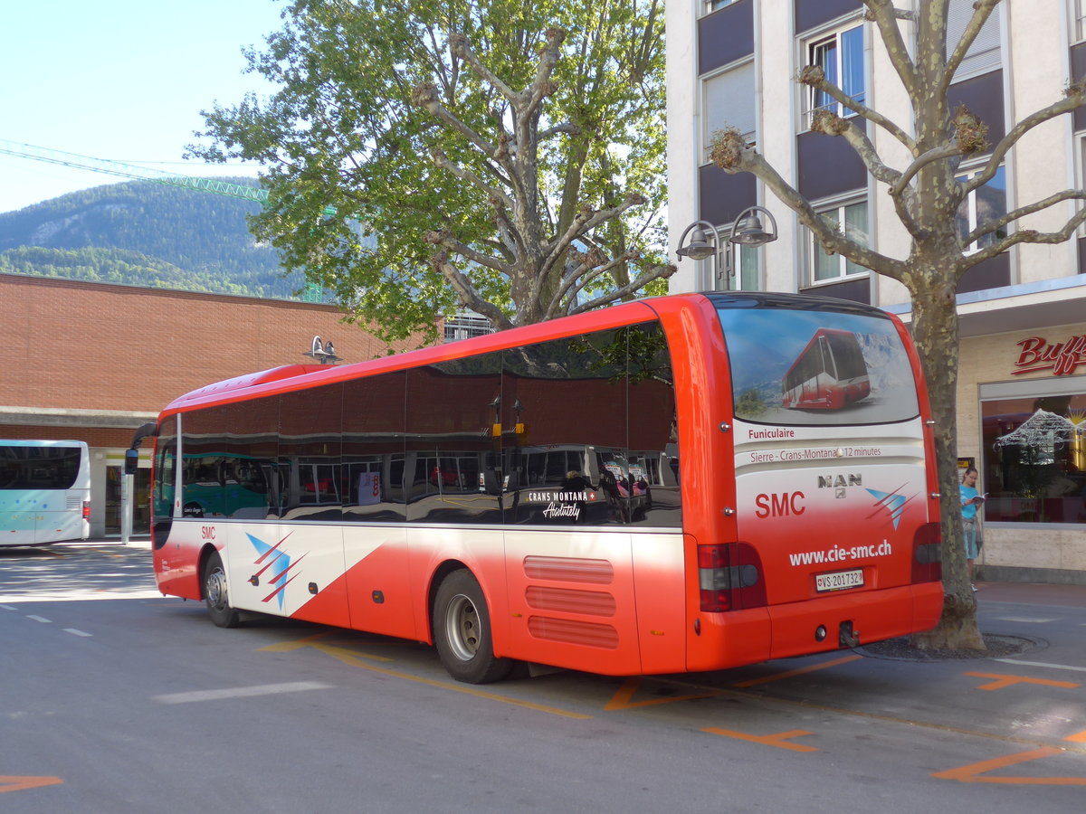 (179'898) - SMC Montana - Nr. 32/VS 201'732 - MAN am 29. April 2017 beim Bahnhof Sierre (prov. Haltestelle)