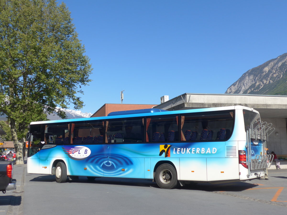 (179'900) - LLB Susten - Nr. 4/VS 38'004 - Setra am 29. April 2017 beim Bahnhof Sierre