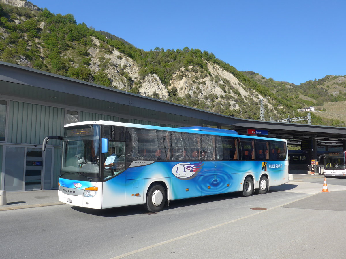 (179'911) - LLB Susten - Nr. 2/VS 38'002 - Setra am 29. April 2017 beim Bahnhof Leuk