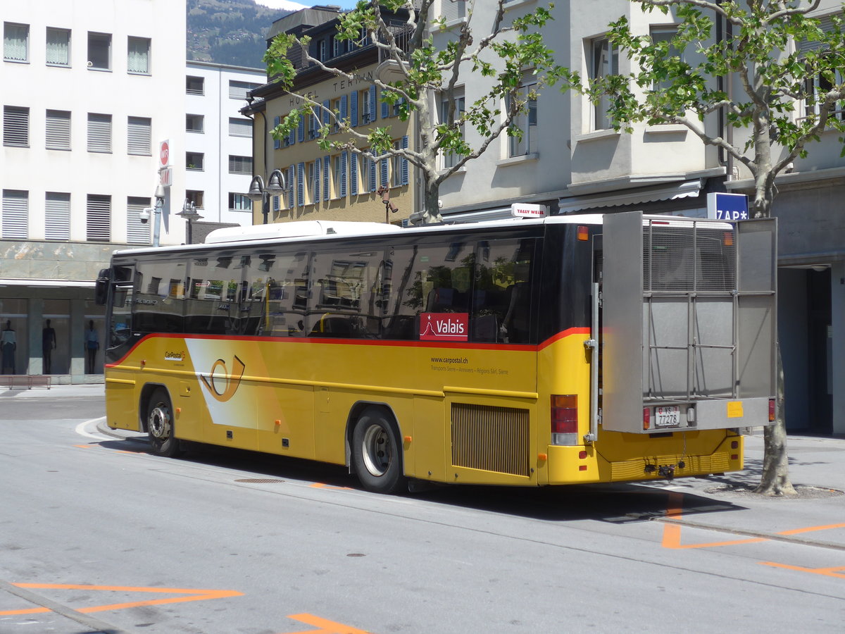 (179'933) - TSAR, Sierre - VS 77'278 - Volvo (ex Epiney, Ayer) am 30. April 2017 beim Bahnhof Sierre (prov. Haltestelle)