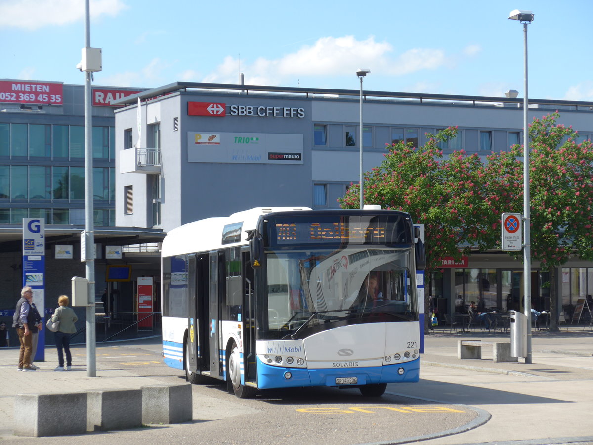 (180'174) - WilMobil, Wil - Nr. 221/SG 145'206 - Solaris am 21. Mai 2017 beim Bahnhof Wil