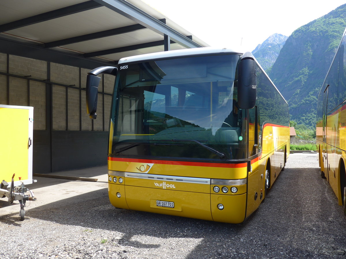 (180'510) - PostAuto Graubnden - GR 107'701 - Van Hool am 23. Mai 2017 in Grono, Garage TpM