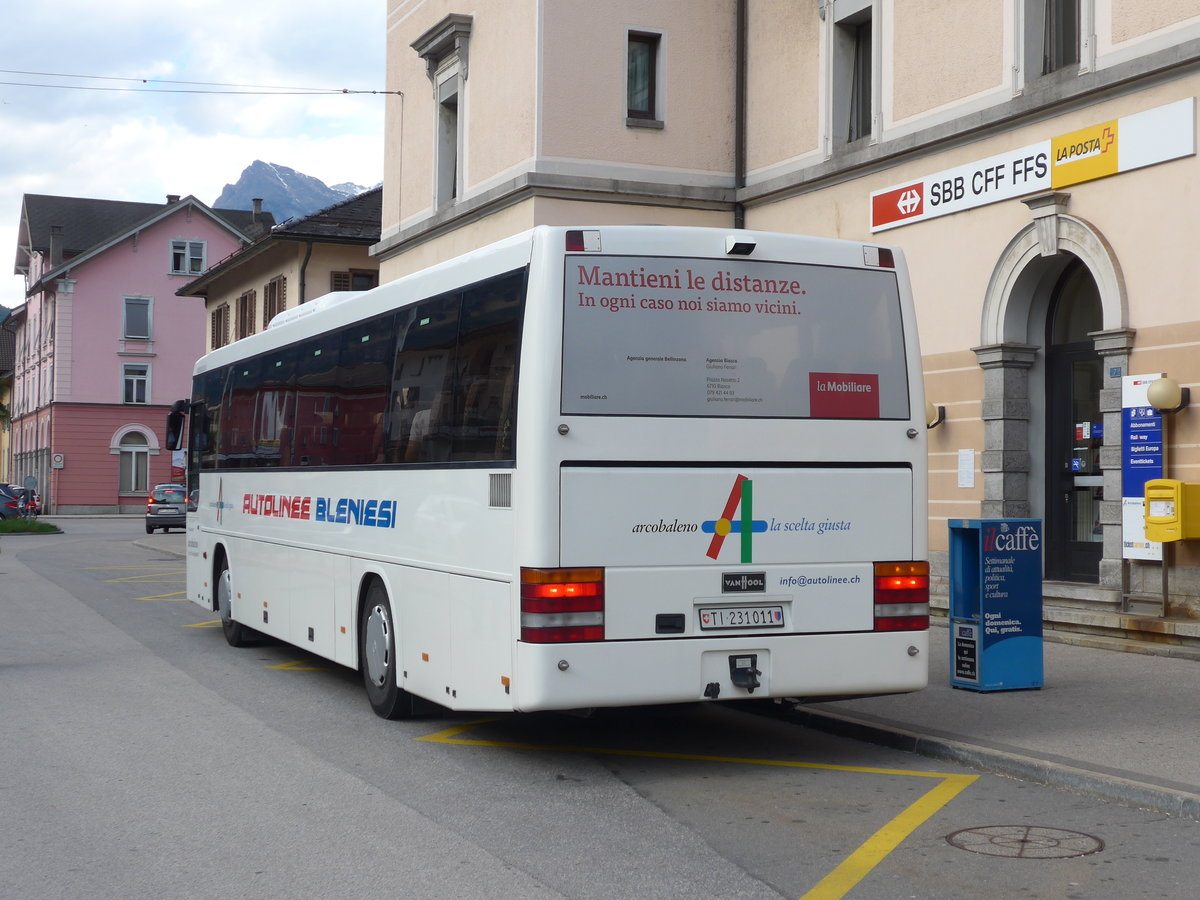 (180'635) - ABl Biasca - Nr. 11/TI 231'011 - Van Hool am 23. Mai 2017 beim Bahnhof Biasca