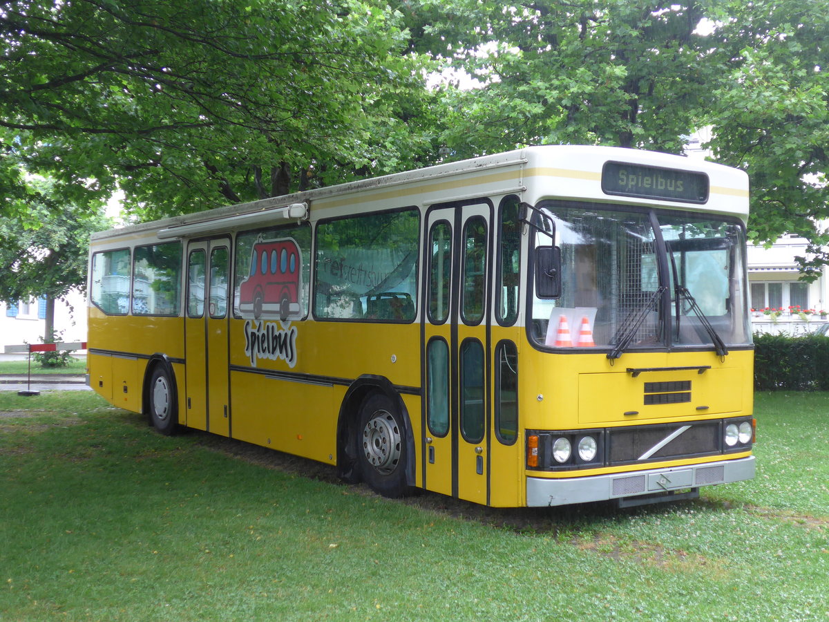 (181'724) - Kirchgemeinde, Steffisburg - Volvo/FHS (ex STI Thun Nr. 6; ex TSG Blumenstein Nr. 6) am 2. Juli 2017 in Steffisburg, Sonnenfeld