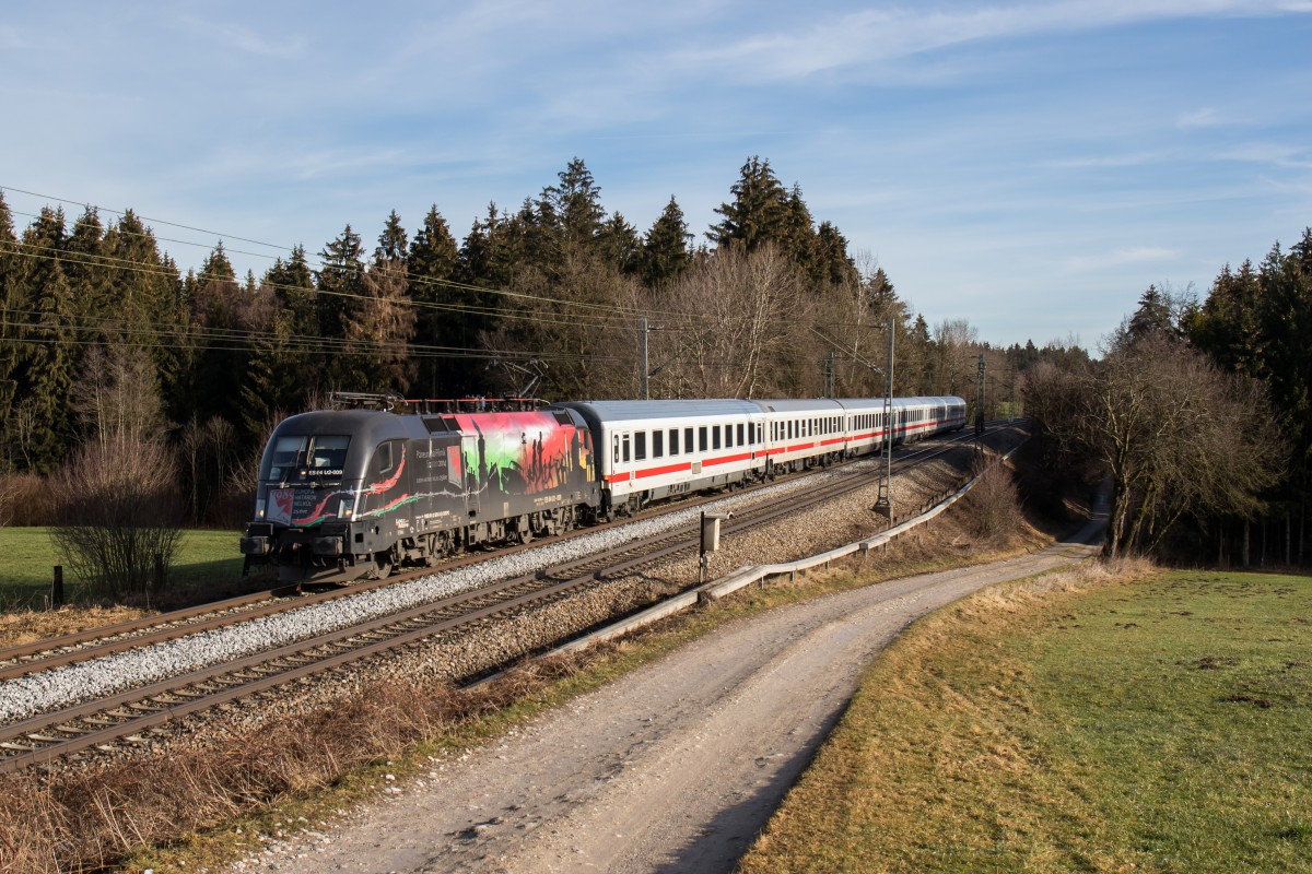 182 509-0  Europa ohne Grenzen  mit dem  IC Knigssee  aus Freilassing kommend am 6. Februar 2016 bei Sossau.