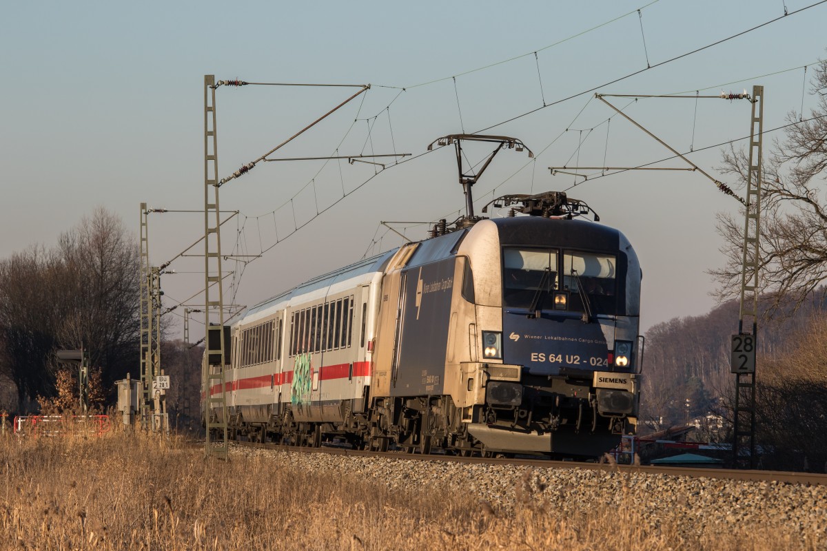 182 524 war am 29. Dezember 2015 bei Weisham mit dem  IC Knigssee  in Richtung Freilassing unterwegs.