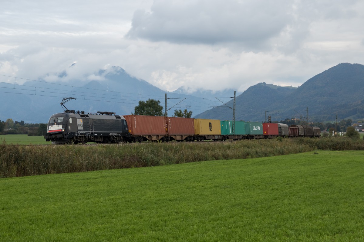 182 566 mit einem gemischten Gterzug am 8. Oktober 2015 bei Weisham.