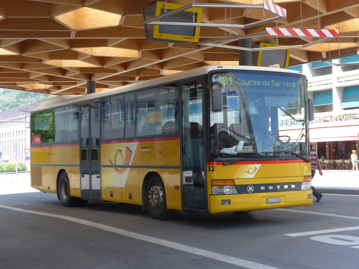 (182'201) - PostAuto Wallis - Nr. 32/VS 241'982 - Setra (ex Buchard, Leytron; ex PostAuto Wallis; ex Zimmermann, Visperterminen) am 23. Juli 2017 beim Bahnhof Sion