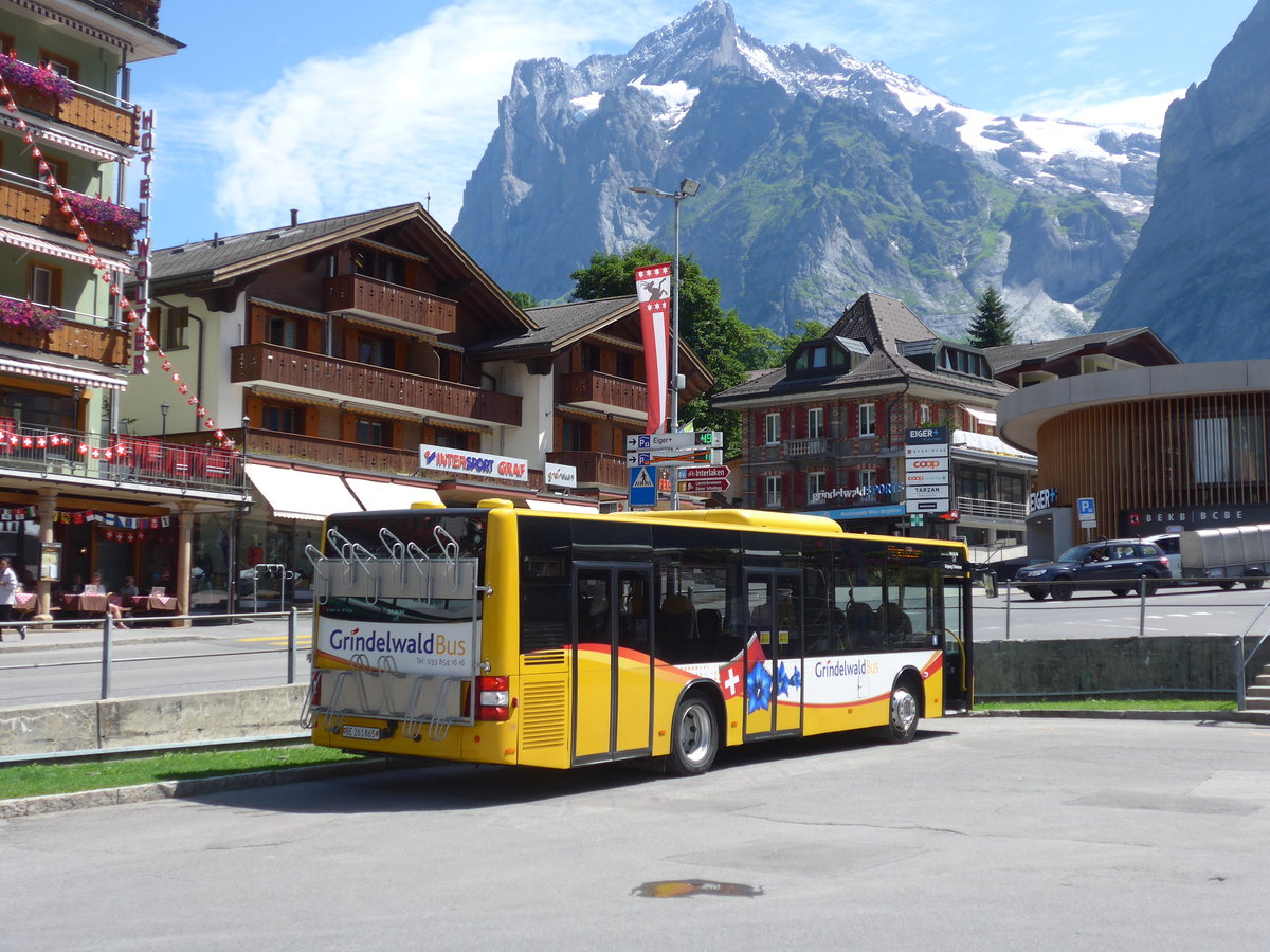 (182'353) - AVG Grindelwald - Nr. 11/BE 261'865 - MAN/Gppel am 30. Juli 2017 beim Bahnhof Grindelwald